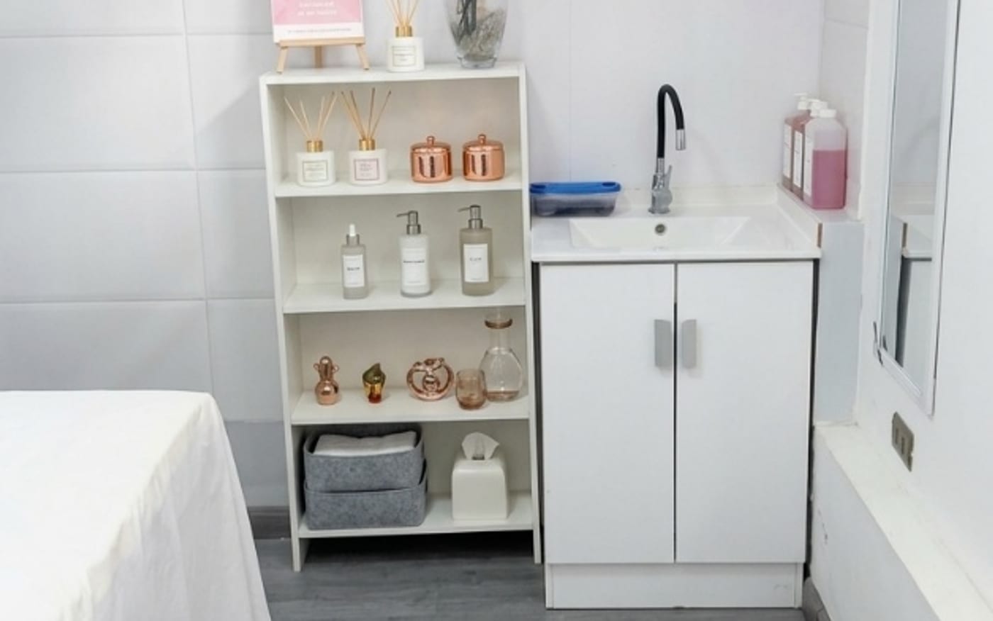 Sala de spa, zona de lavado y productos