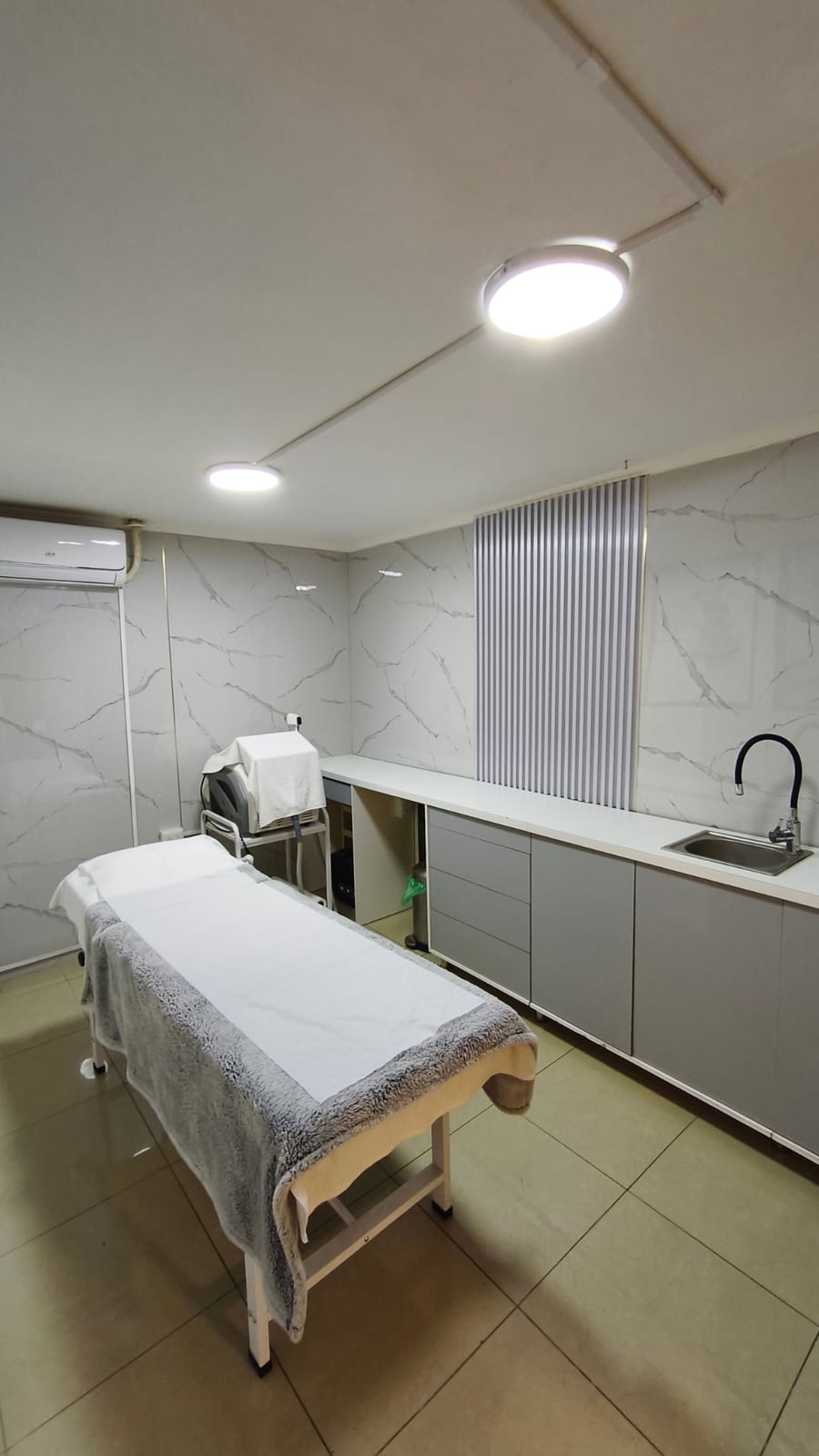 Sala de medicina estética con camilla